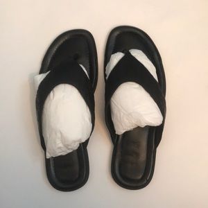Gucci Black Leather Flip Flops